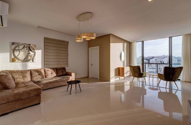 This apartment is a 3 bedroom(s), 3 bathrooms, located in Il-Mellieħa, null.
