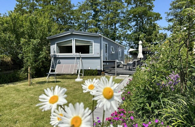 This beautiful chalet is located on the edge of the park overlooking one of the oldest dikes in the Netherlands: the Valkkogerdijk.