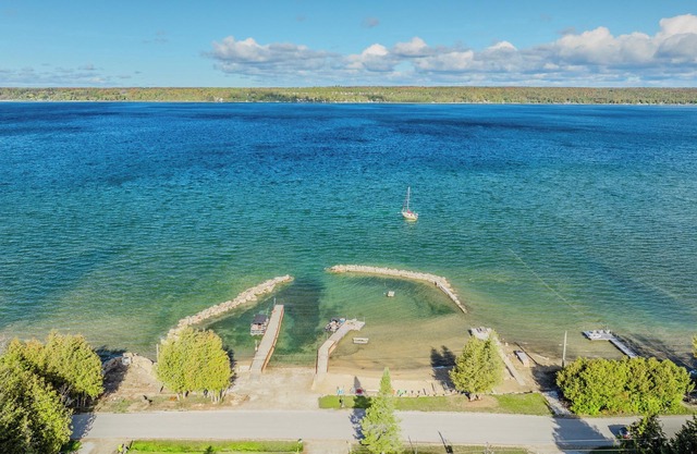 This cabin is a 2 bedroom(s), 1 bathrooms, located in Wiarton, Ontario.