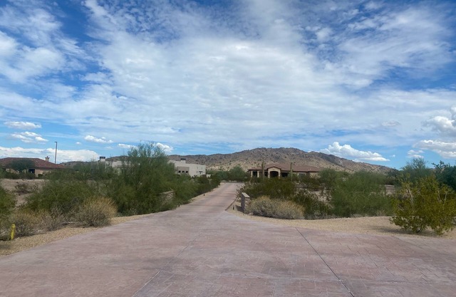 This casita is located in the Estrella neighborhood and boasts amazing View’s.
