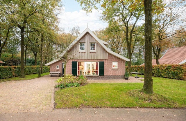 This comfortable luxury villa with covered terrace is located on the vacation complex Buitengoed Het Lageveld.