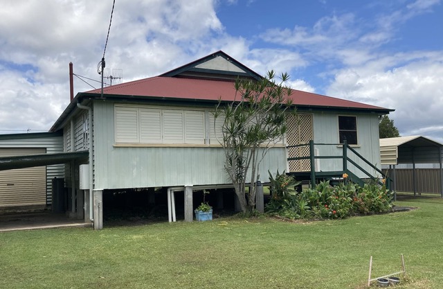 This comfy cottage is centrally located and waking distance to the Marina