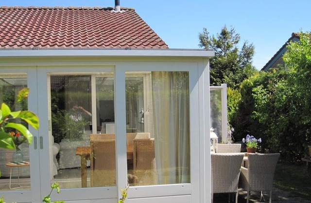 This completely renovated and fresh bungalow is situated in a quiet park in Egmond aan den Hoef.