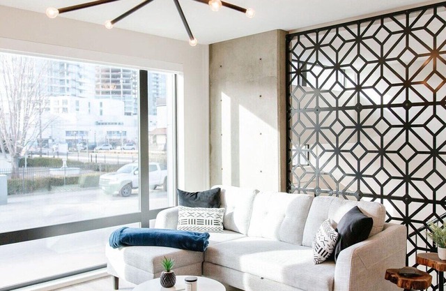 This condominium is a 2 bedroom(s), 1.5 bathrooms, located in Kelowna, BC.