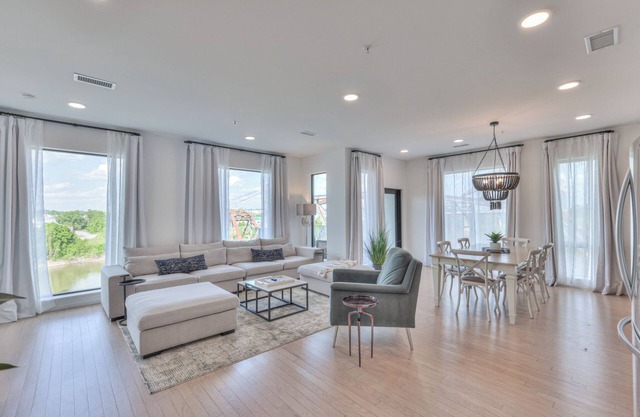 This condominium is a 3 bedroom(s), 2.5 bathrooms, located in Nashville, TN.