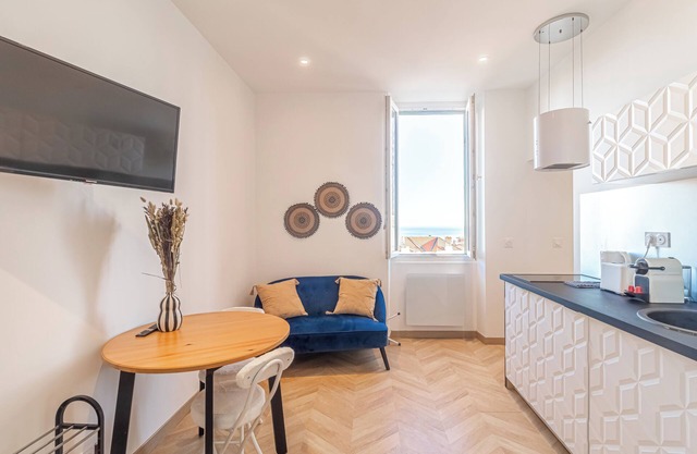 This condominium is a 1 bedroom(s), 1 bathrooms, located in Beausoleil , AL.