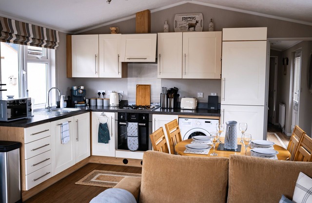 This cosy lodge is located within a caravan community. Pet-Friendly!