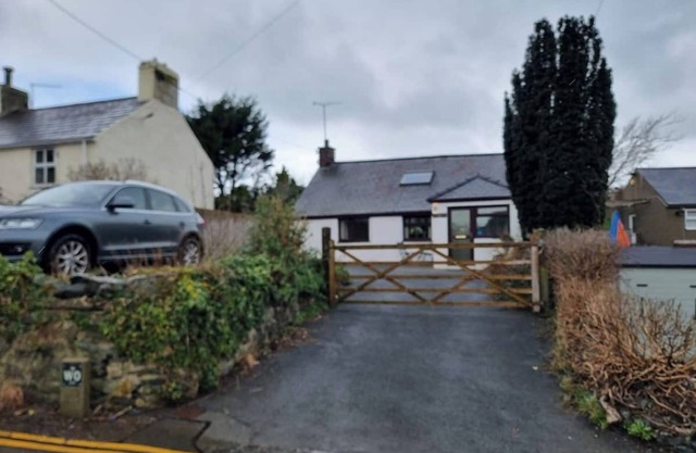 This cottage is located less than 1 mile from Morfa Nefyn beach, the Ty Coch pub