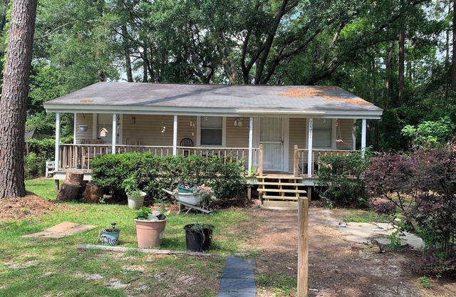 This cozy little home is located in the Northshore of Lake Ponchatrain.