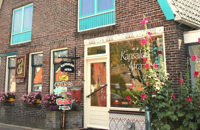 This cozy holiday home is located in the cozy village center of the quiet Egmond Binnen. The perfect stay for a wonderful vacation on the coast and in charming cities!