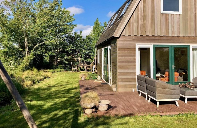 This detached, two-storey and modern holiday home offers a wonderful relaxation atmosphere! It has a sun terrace and is fully equipped.