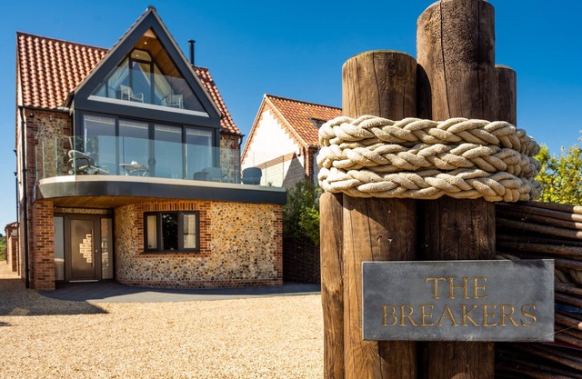 This exceptional and spectacular contemporary luxury home stay in the sailing village of Brancaster