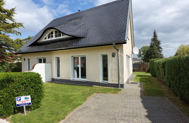 This holiday home has a living space of 110 m², sleeps up to 6 people, two parki