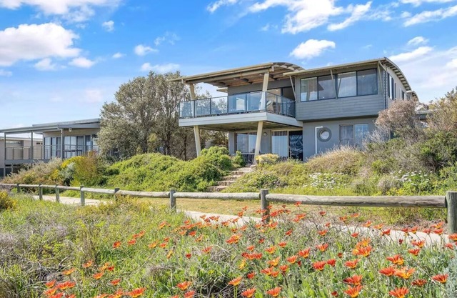 This house is a 5 bedroom(s), 3 bathrooms, located in Peppermint Grove Beach, WA.