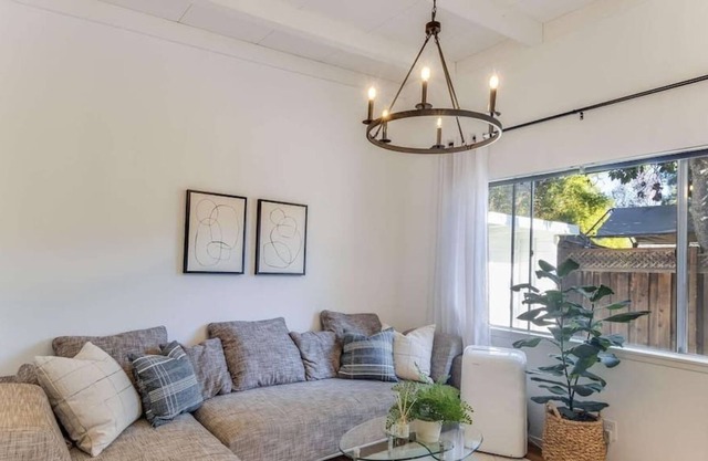 This house is a 1 bedroom(s), 1 bathrooms, located in Mountain View, CA.