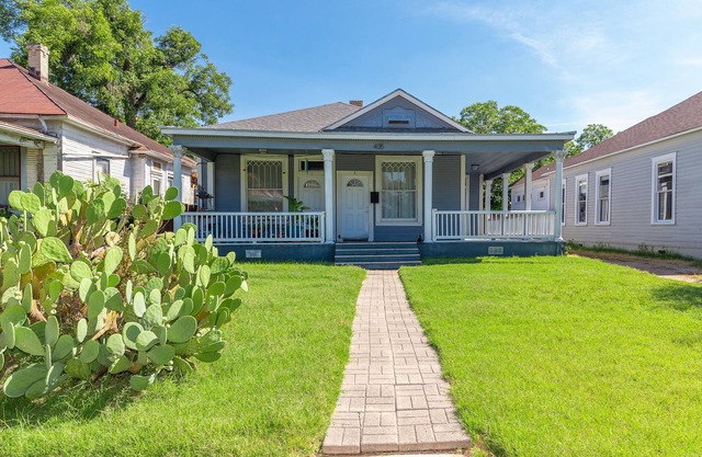 This house is a 2 bedroom(s), 1 bathrooms, located in San Antonio, TX.