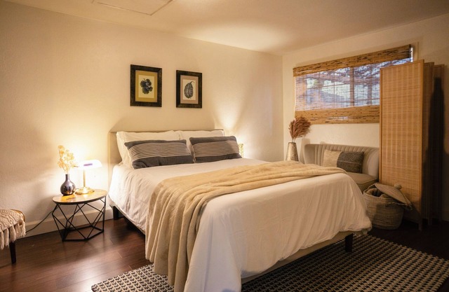 This house is a 2 bedroom(s), 1 bathrooms, located in Gold Hill, OR.