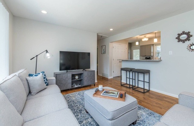 This house is a 2 bedroom(s), 1 bathrooms, located in Lexington, KY.