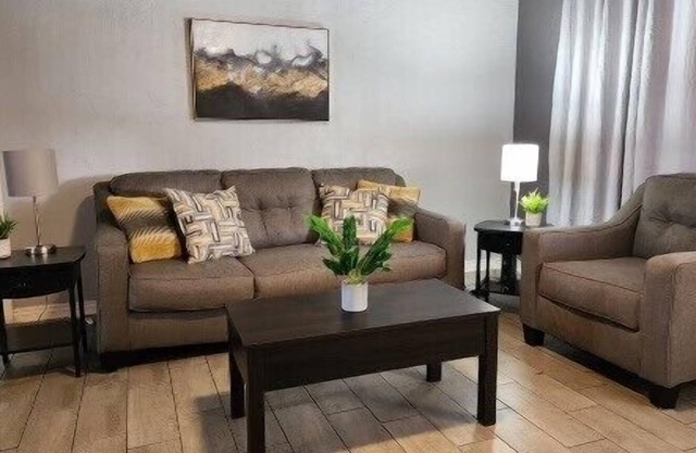 This house is a 2 bedroom(s), 1 bathrooms, located in Del City, OK.
