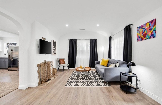 This house is a 2 bedroom(s), 1.5 bathrooms, located in Pasadena, CA.