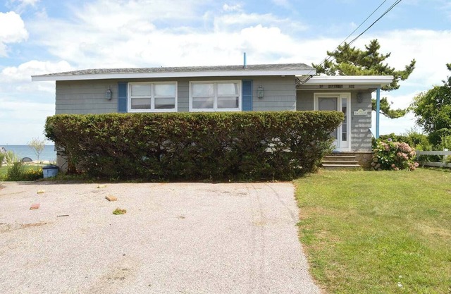 This house is a 2 bedroom(s), 1 bathrooms, located in Narragansett, RI.
