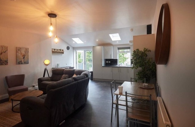 This house is a 3 bedroom(s), 2 bathrooms, located in Stonehouse, Scotland.