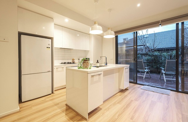 This house is a 3 bedroom(s), 2.5 bathrooms, located in Cheltenham, VIC.