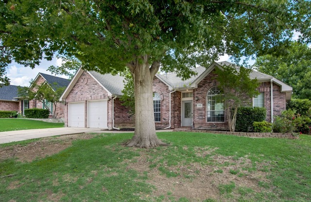 This house is a 3 bedroom(s), 2 bathrooms, located in Mansfield, TX.
