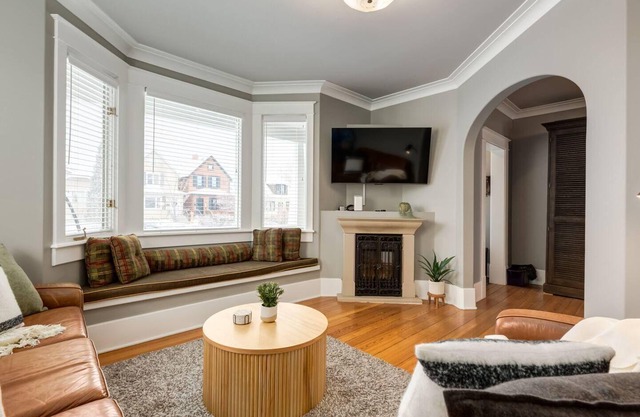 This house is a 3 bedroom(s), 2.5 bathrooms, located in Calgary, AB.