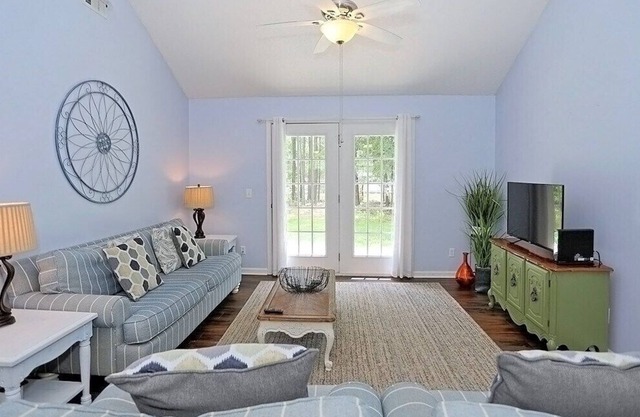 This house is a 3 bedroom(s), 2 bathrooms, located in Richmond Hill, GA.