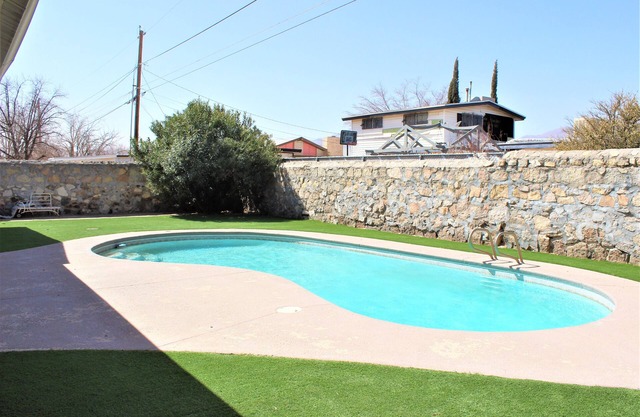 El Chuco Modern MidCentury home w / POOL junto a Franklin Mountains y 15 m Downto