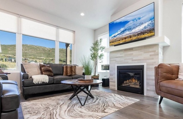 This house is a 4 bedroom(s), 3.5 bathrooms, located in Hideout, UT.