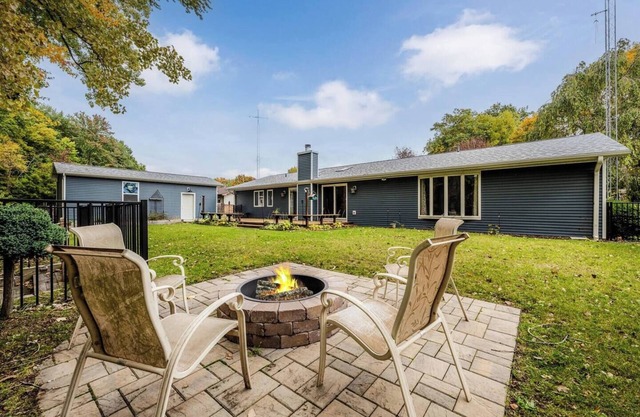 This house is a 4 bedroom(s), 2.5 bathrooms, located in Coloma, MI.