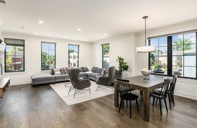 This house is a 4 bedroom(s), 4 bathrooms, located in Columbus, OH.