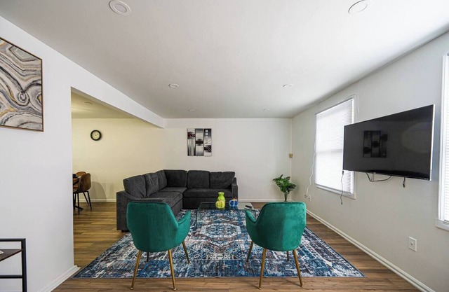 This house is a 5 bedroom(s), 2.5 bathrooms, located in Charlotte, NC.