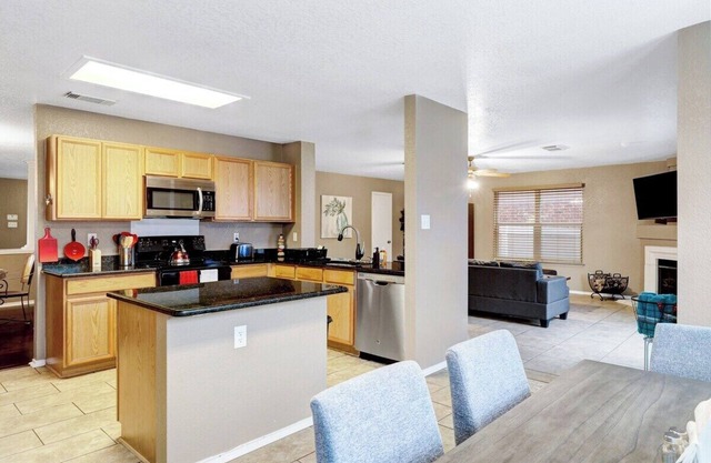 This house is a 5 bedroom(s), 2.5 bathrooms, located in Live Oak, TX.