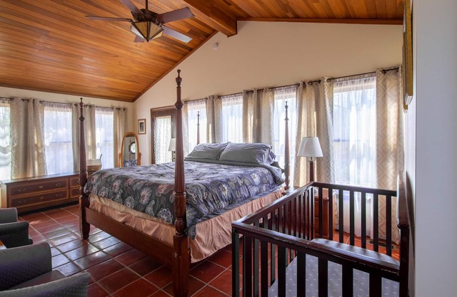 This house is a 6 bedroom(s), 3.5 bathrooms, located in Bloomington, IN.