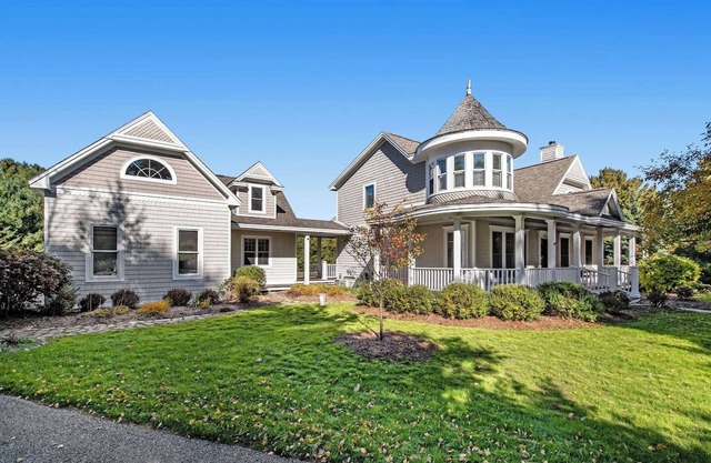 This house is a 3 bedroom(s), 3 bathrooms, located in Harbor Springs, MI.