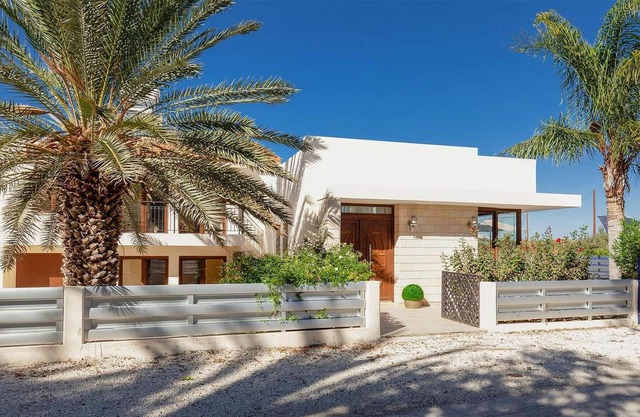 This is a beautiful villa centrally located in Polis, on the outskirts of the charming fishing villa