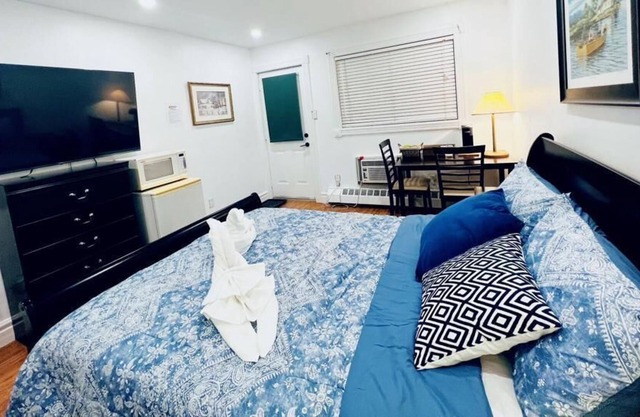 This lodge is a 2 bedroom(s), 1.5 bathrooms, located in parry sound, on.