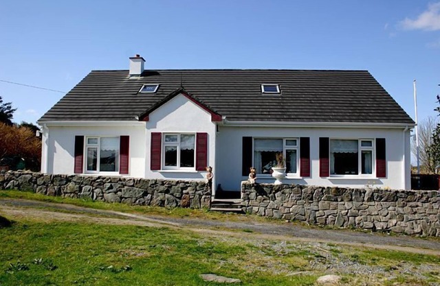 Este moderno bungalow tiene maravillosas vistas de los alrededores y es adecuado para grupos de hasta 1