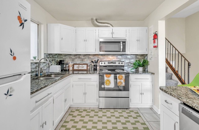This Norfolk Gem! 3BR, 4bed, 3BA- Minutes to the beach