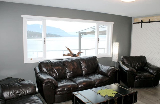 Hermosa casa de 6 recámaras con vista al impresionante lago y muelle. Se aceptan mascotas / niños.