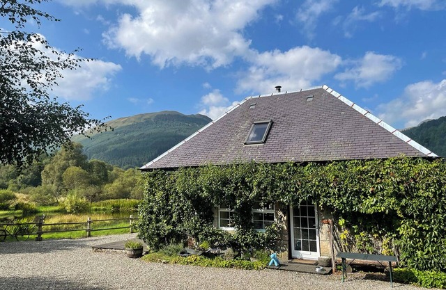 Cnoc Famh cottage located in the beautiful setting of Scotland National Park.