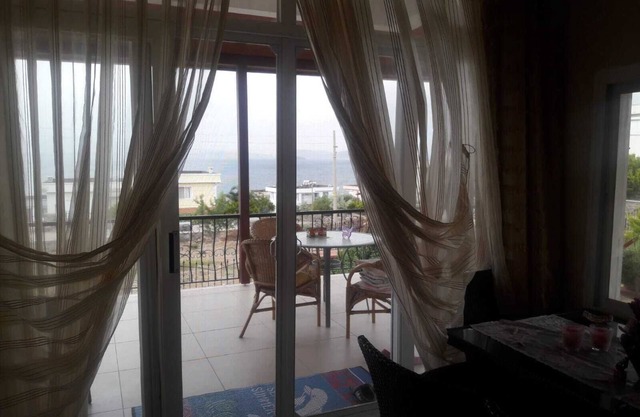Esta tranquila villa en la costa del mar Egeo es ideal para familias.