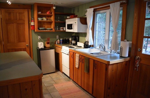 This romantic cabin at Mt. Rainier is a one room cabin with private hot tub right on Copper Creek. It has a queen bed and a queen Murphy bed. Walk to Copper Creek Restaurant. Beautiful woodland setting.
