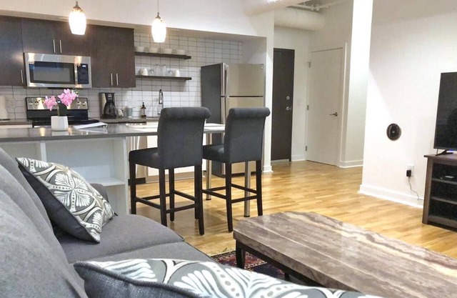 This serviced apartment is a 2 bedroom(s), 2 bathrooms, located in Omaha, NE.