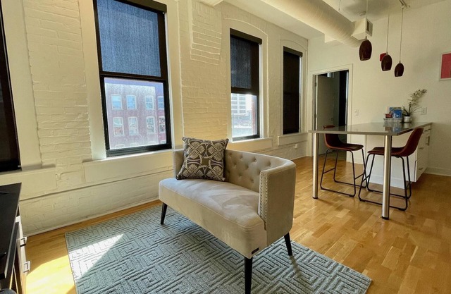 This serviced apartment is a 2 bedroom(s), 2 bathrooms, located in Omaha, NE.