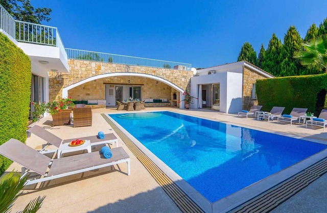 This stylish property has been tastefully furnished with a great mix of modern and antique pieces.