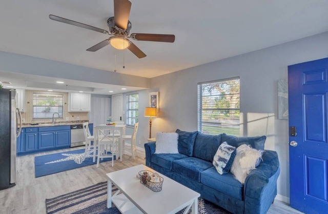 This townhouse is a 2 bedroom(s), 1 bathrooms, located in Gulfport, FL.